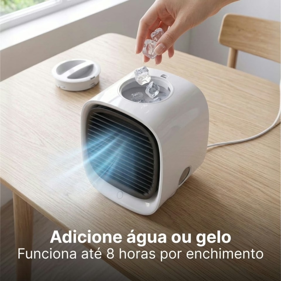 Pessoa a colocar gelo no reservatório do AiraBreeze