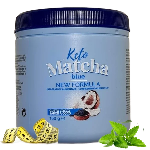 Keto Matcha Blue com uma fita metrica e folhas de ortigas