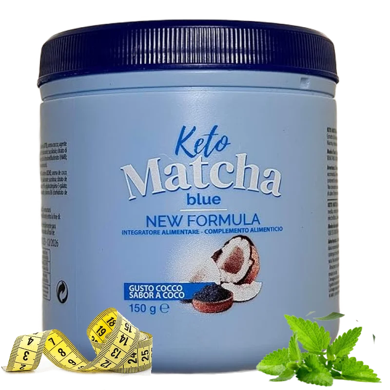 Keto Matcha Blue com uma fita metrica e folhas de ortigas