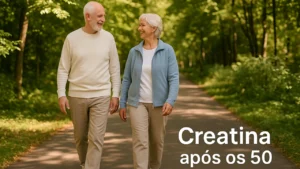 Casal de idosos caminhando ao ar livre representando vitalidade com uso de creatina após os 50 anos