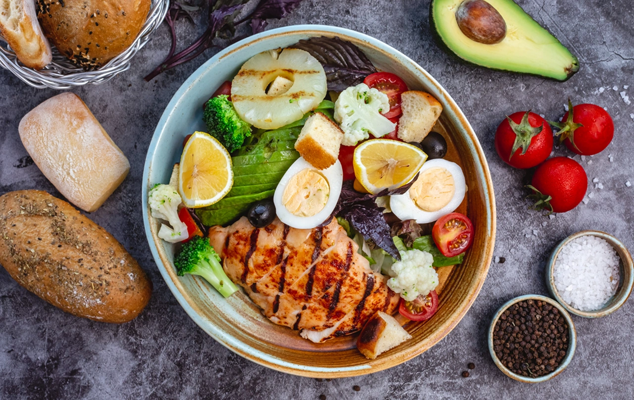 Prato saudável com proteínas e vegetais, ideal para prevenção de sarcopenia em adultos a partir dos 50 anos