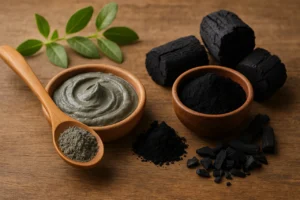Argila preta e carvão vegetal ativado numa composição natural sobre madeira para terapias naturais